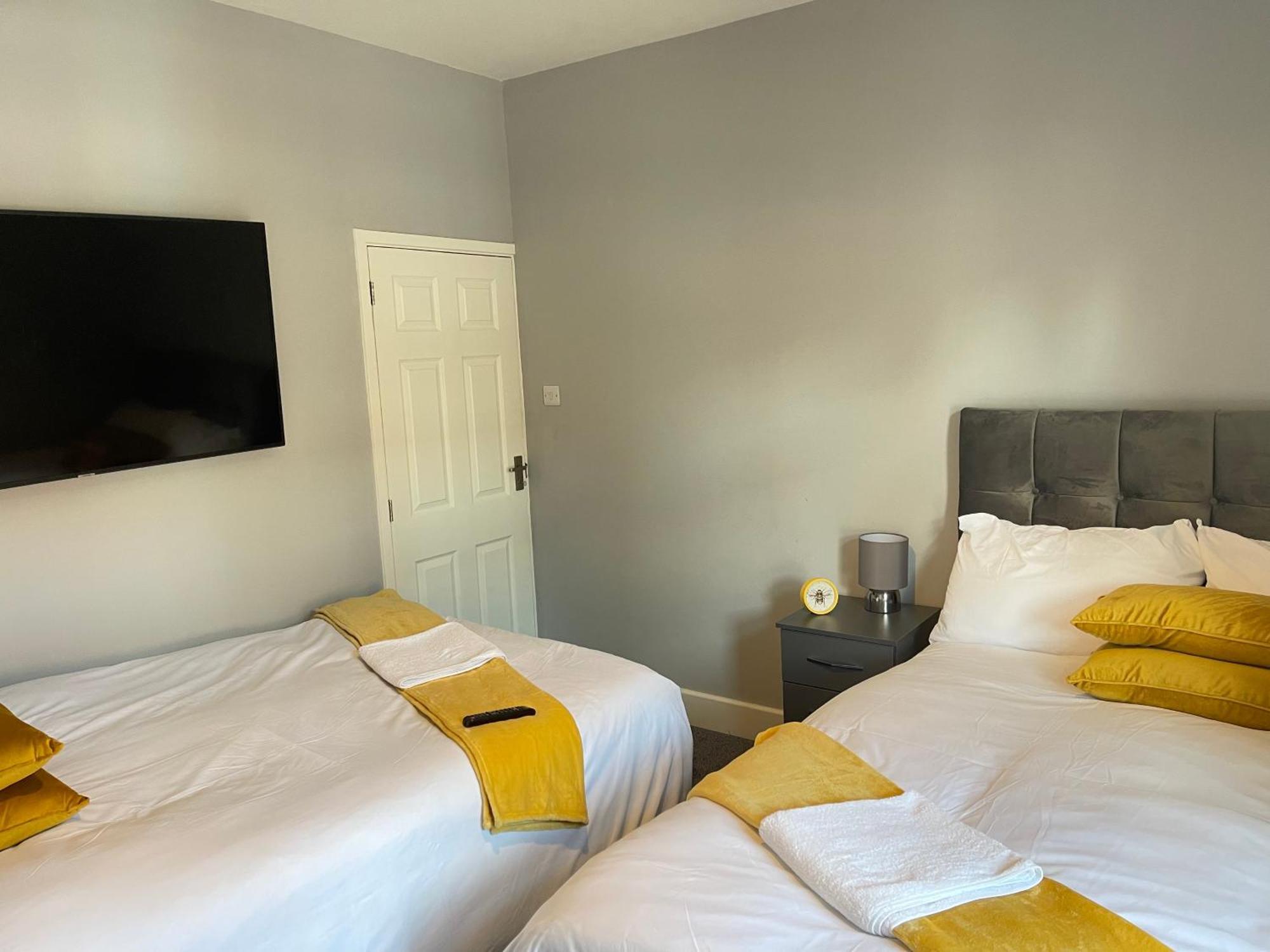 Hometel Digs Morden Comfy Home Can Sleep 11 레스터 외부 사진