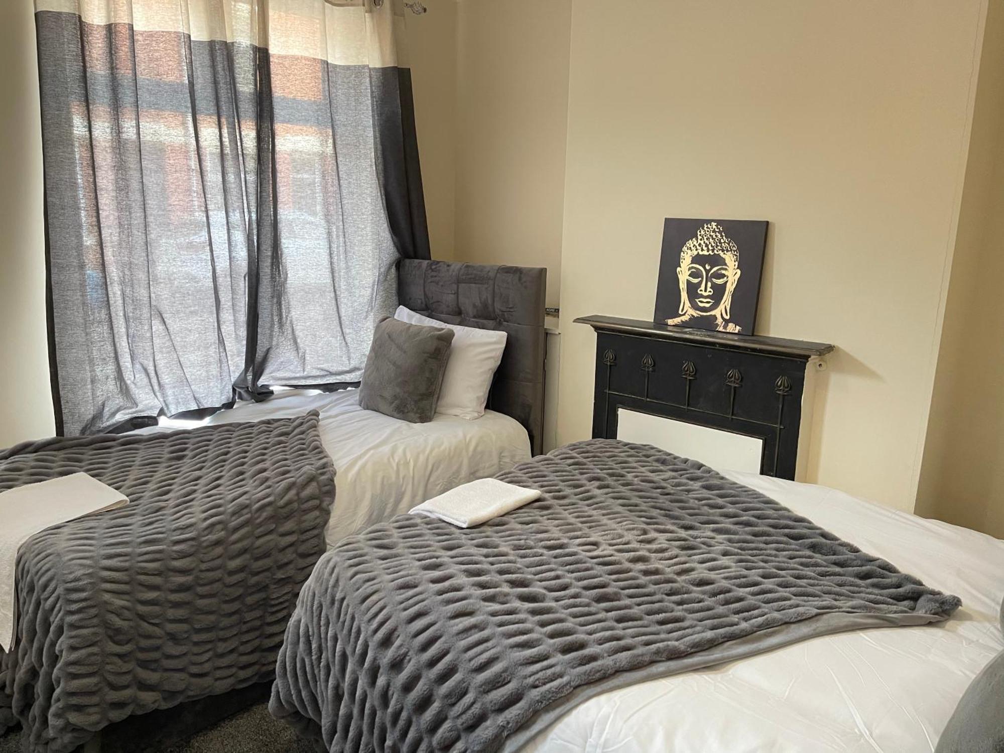 Hometel Digs Morden Comfy Home Can Sleep 11 레스터 외부 사진